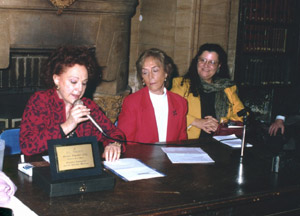 En el centro susana Perez Gallart, vicepresidenta de la Asamblea Permanente por los Derechos Humanos. A su lado, Diana Maffia, Defensora del Pueblo en el area Derechos Humanos y Genero. Recibió el premio Dignidad en el año 2001. Hablando:Eva Giberti y sentado el Profesor Jose Topf. De pie,licenciada Leonor Nuñez